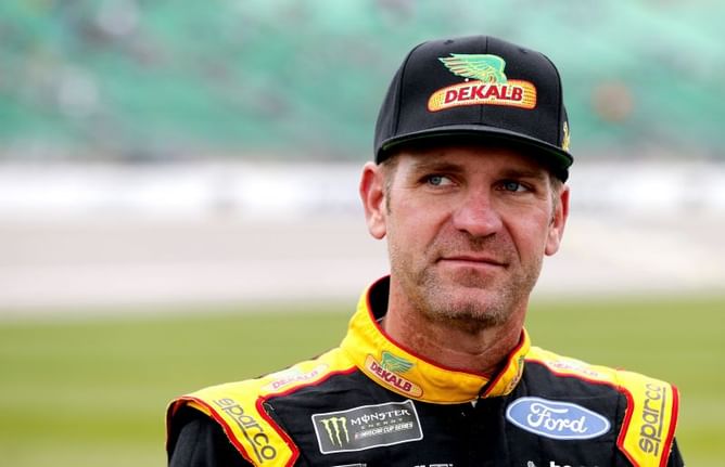 Clint Bowyer loses Super Bowl bet, to wear Buccaneers jersey for Daytona 500