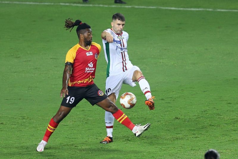 SC East Bengal&#039;s Jacques Maghoma (left) in action against ATK Mohun Bagan&#039;s Javi Hernandez in their previous ISL match (Image Courtesy: ISL Media)