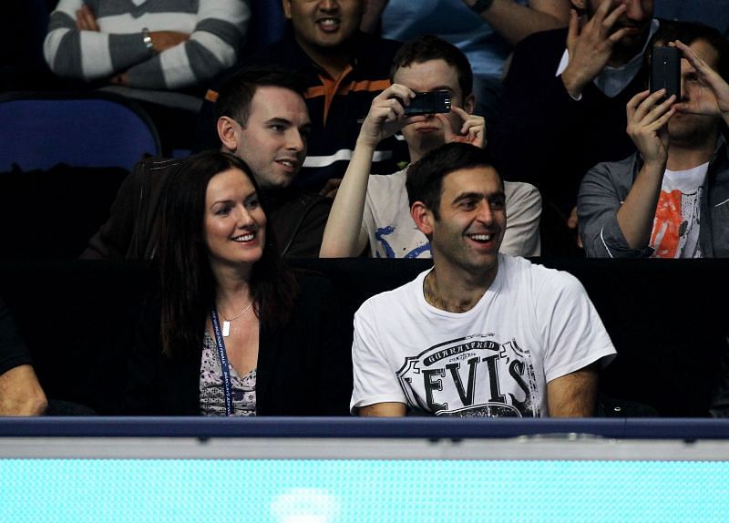 Snooker player Ronnie O&#039;Sullivan (R) watches the Roger Federer vs David Ferrer at the Barclays ATP World Tour Finals in 2010