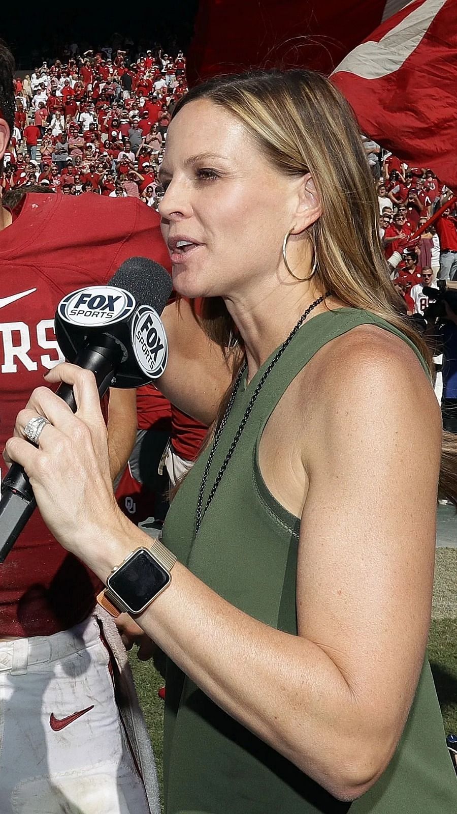 Fox sideline reporter Shannon Spake interviews Chicago Bears wide