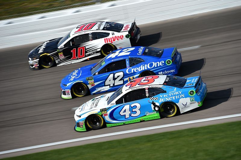 Bubba Wallace (43) and Kyle Larson (42) race in the NASCAR Cup Series Hollywood Casino 400.
