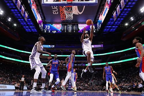 The Sacramento Kings drives to the basket past against the Detroit Pistons.