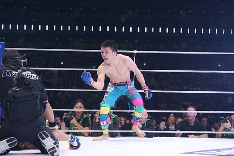 Shinya Aoki showing middle finger to the downed Mizuto Hirota