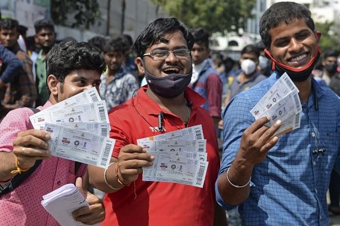 Huge crowds line up for hours outside Chepauk for second Test tickets