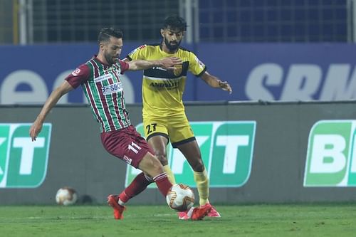 Hyderabad FC's Nikhil Poojary (right) in action in their previous ISL match against ATK Mohun Bagan (Image Courtesy: ISL Media)