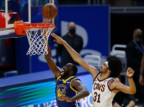 Draymond Green attacks the rim