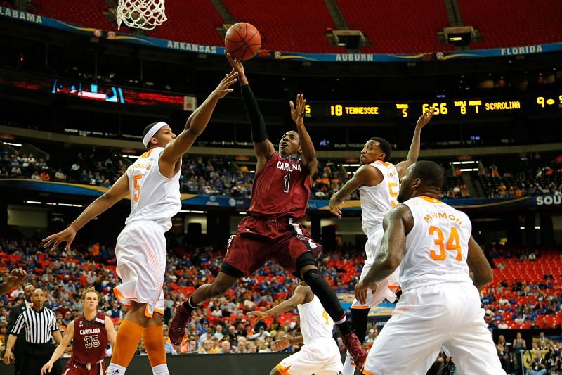 South Carolina Gamecocks player drives on the Tennessee Volunteers.