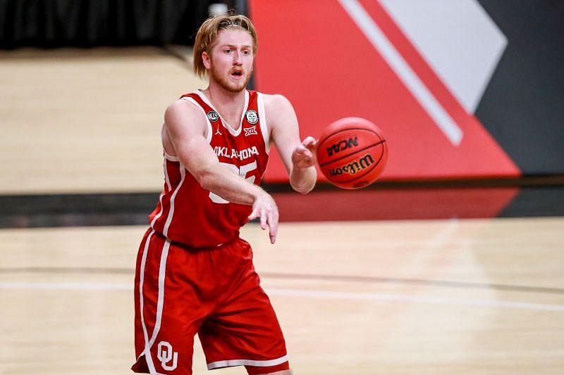 Brady Manek #35 of the Oklahoma Sooners