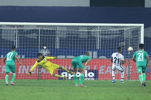 Roy Krishna scores to give ATK Mohun Bagan the lead against Bengaluru FC (Image Courtesy: ISL Media)