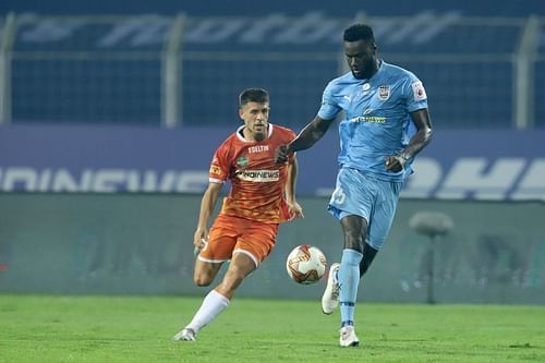 Mumbai City FC's Mourtada Fall (R) and FC Goa's Alberto Noguera (L) in action in their last ISL match (Image Courtesy: ISL Media)