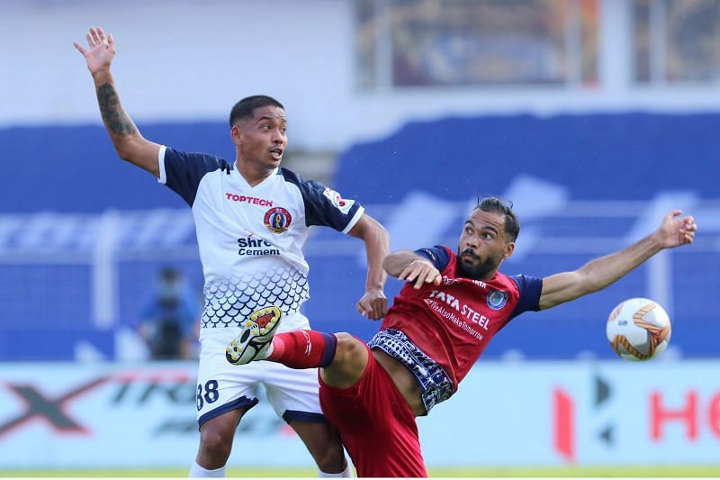 SC East Bengal&#039;s new signing Sourav Das (L) in an aerial duel with Jamshedpur FC&#039;s Alex Lima (R) (Image Courtesy: ISL Media)