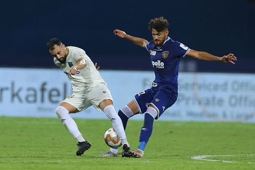 Kerala Blasters' Facundo Pereyra (left) and Chennaiyin FC's Deepak Tangri in action in their previous ISL match (Image Courtesy: ISL Media)