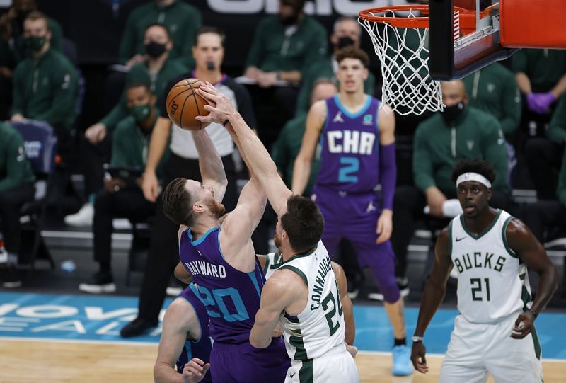 Gordon Hayward goes up for a layup for the Charlotte Hornets.