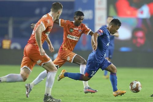 Bengaluru FC's Suresh Wangjam (in blue) in action against FC Goa in their previous ISL match (Image Courtesy: ISL Media)