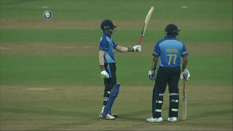 Mohammed Azharuddeen acknowledges his teammates during the unbeaten century against Mumbai.