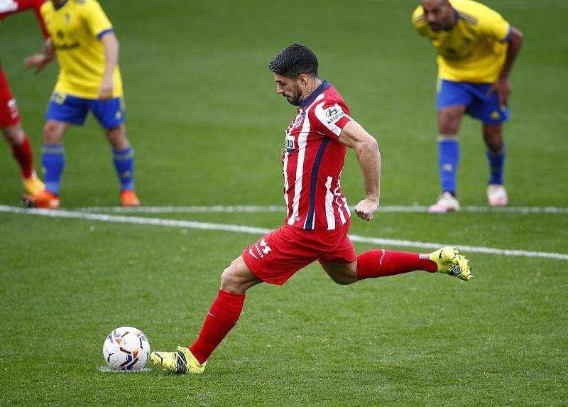 Luis Suarez takes a penalty kick for Atletico Madrid.