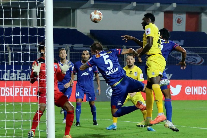 Mumbai City FC and Bengaluru FC in action in their previous ISL clash (Image Courtesy: ISL Media)