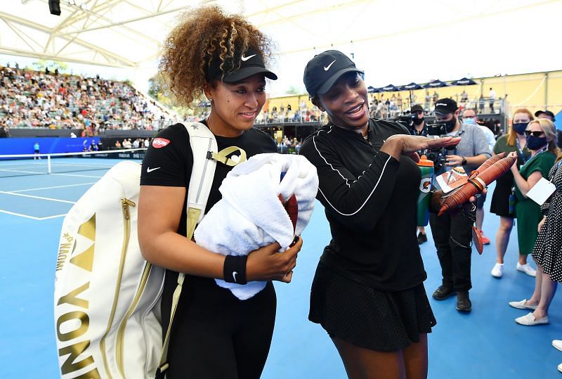 Naomi Osaka (L) and Serena Williams