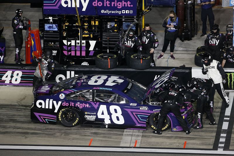 Alex Bowman in his No. 48 pitted mid-race during Duel 1 owing to engine issues. Photo: Getty Images