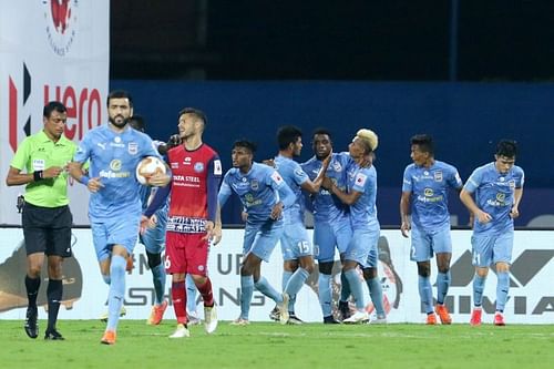 Jamshedpur FC and Mumbai City FC players in action in their previous ISL clash (Image Courtesy: ISL Media)