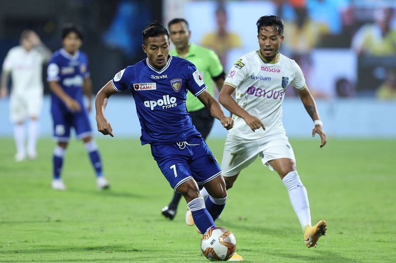 Chennaiyin FC&#039;s Lallianzuala Chhangte (left) tries to go past Kerala Blasters&#039; Seityasen Singh (right) in their previous ISL clash (Image Courtesy: ISL Media)