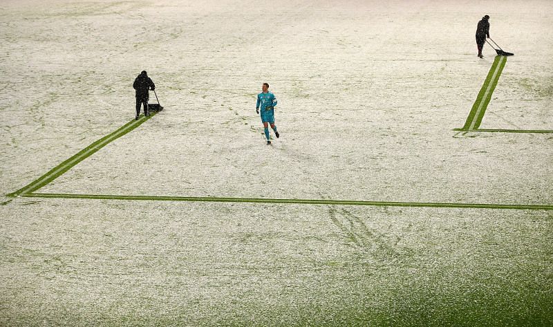 The game between Bayern Munich and Arminia Bielefeld was interrupted to clear snow
