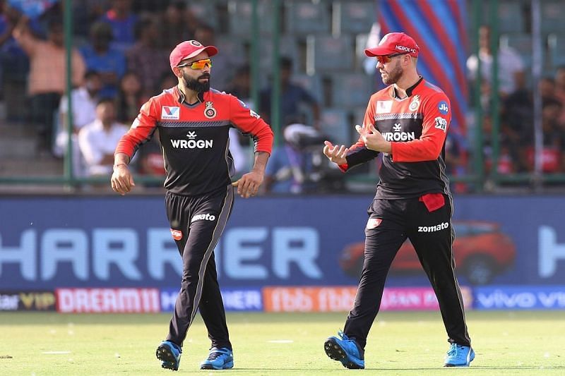 Virat Kohli (left) and AB de Villiers (right) can take the pressure off Glenn Maxwell.