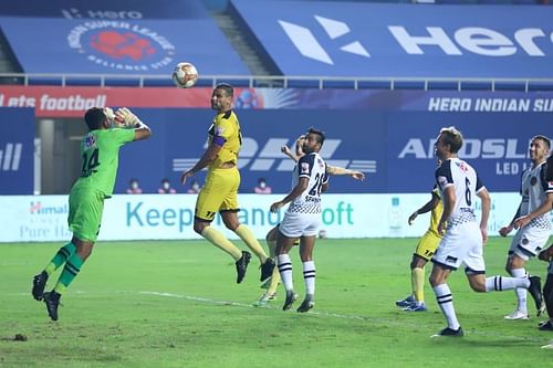 Hyderabad FC and SC East Bengal players in action in their last ISL match (Image Courtesy: ISL Media)