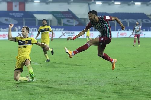 ATK Mohun Bagan's Manvir Singh (right) scores against Hyderabad FC in their previous ISL match (Image Courtesy: ISL Media)