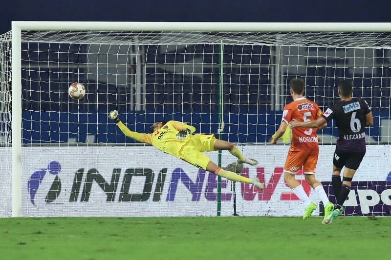 Odisha FC's goalkeeper Arshdeep Singh watches on as FC Goa's Alberto Noguera scores a goal past him (Image Courtesy: ISL Media)