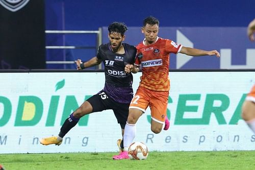 Odisha FC's Shubham Sarangi (L) and FC Goa's Redeem Tlang  in action in their previous ISL match (Image Courtesy: ISL Media)