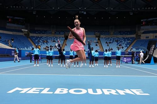 Elise Mertens with the Gippsland Trophy