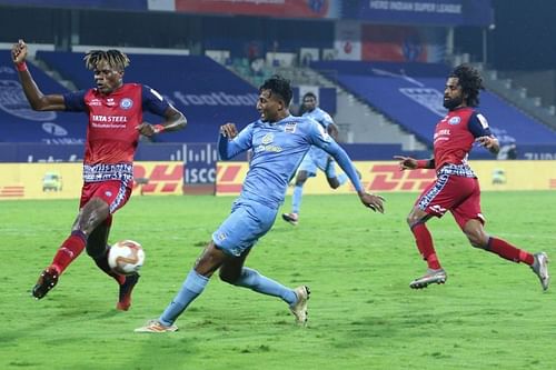 Mumbai City FC's Vignesh Dakshinamurthy (R) tries to lodge a cross past Jamshedpur FC's Stephen Eze in their previous ISL clash (Image Courtesy: ISL Media)