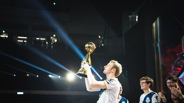 Jankos with the LEC Champions&#039; trophy (Image via Riot Games - League of Legends)