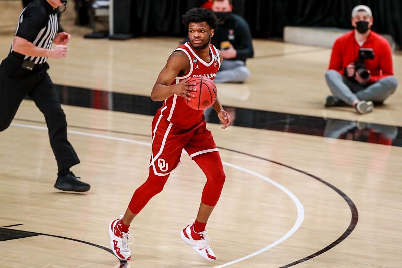 Oklahoma&#039;s Elijah Harkless #24 of the Oklahoma Sooners handles the ball