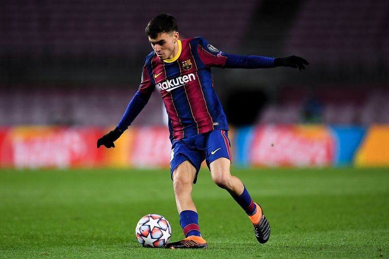Pedri on the ball during Barcelona&#039;s Champions League group stage match against Juventus