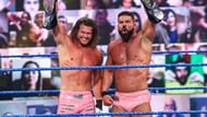 WWE SmackDown टैग टीम चैंपियंस डॉल्फ जिगलर और रॉबर्ट रूड