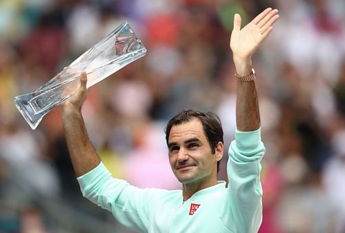 Roger Federer lifting the 2019 Miami Open trophy