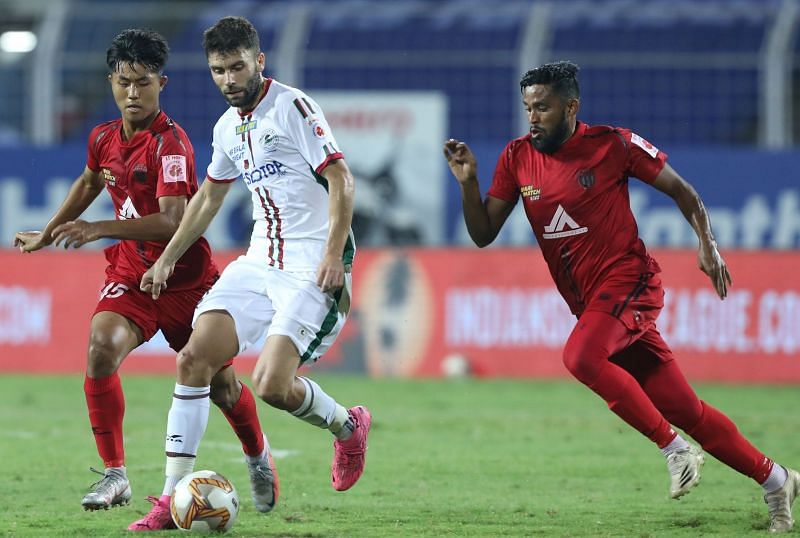 ATK Mohun Bagan&#039;s Javier Hernandez (centre) in action against NorthEast United FC&#039;s Lalengmawia (left) and VP Suhair (right) (Image Courtesy: ISL Media)