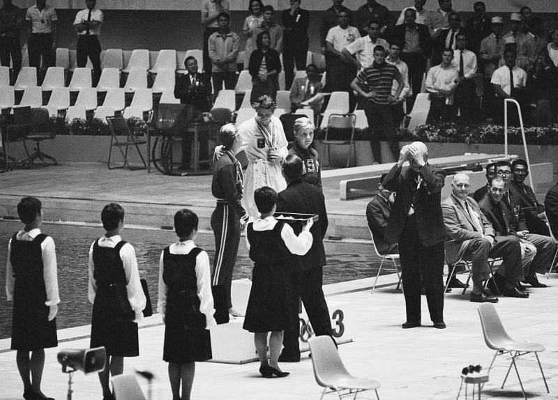 Dawn Fraser (centre)