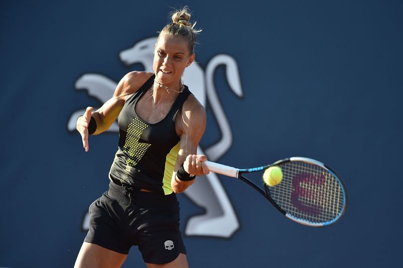 Arantxa Rus plays a forehand