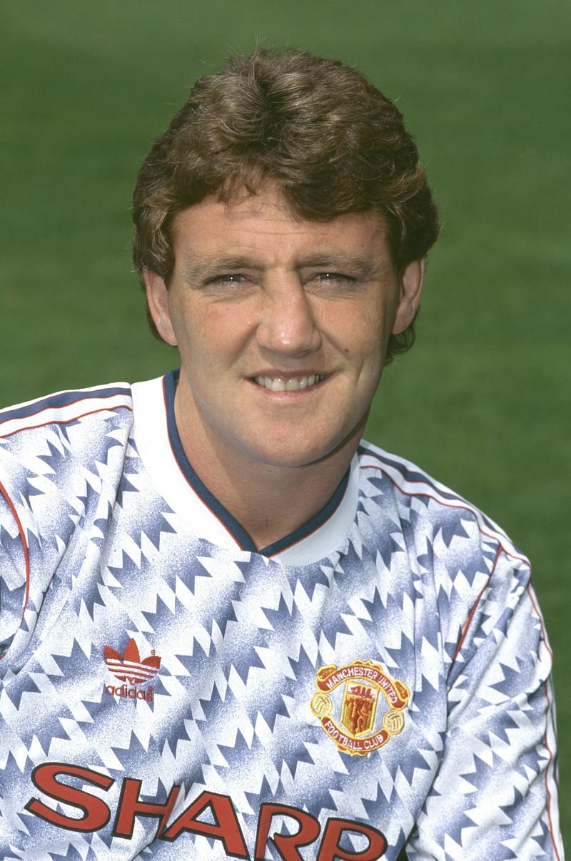 Steve Bruce donning Manchester United&#039;s faded blue away shirt.