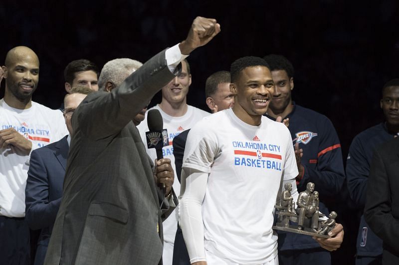 Oscar Robertson leads a &quot;MVP&quot; cheer for Russell Westbrook in 2017.