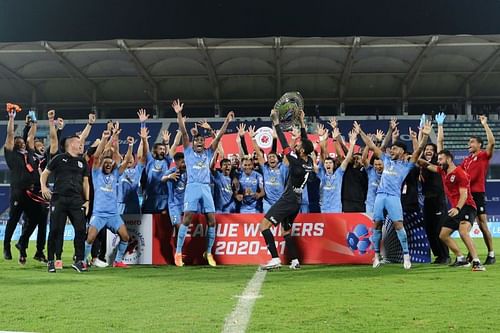 Mumbai City FC players celebrate after being presented with the 2021 ISL League Winners Shield (Image Courtesy: ISL Media)