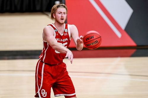 Oklahoma Sooners forward Brady Manek