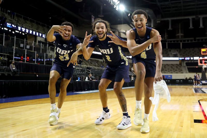 The Oral Roberts Golden Eagles will face the Arkansas Razorbacks at Bankers Life Fieldhouse on Saturday