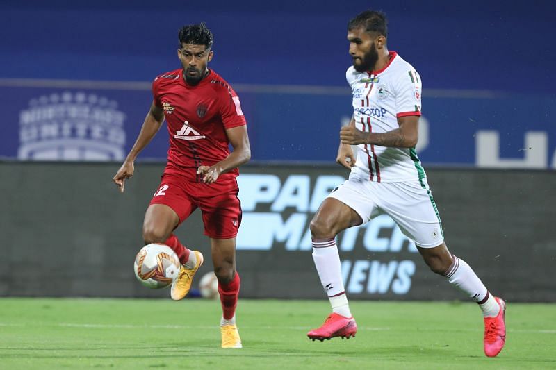 Ashutosh Mehta (left) in action for NorthEast United FC in their first leg semi-final clash against ATK Mohun Bagan (Image Courtesy: ISL Media)