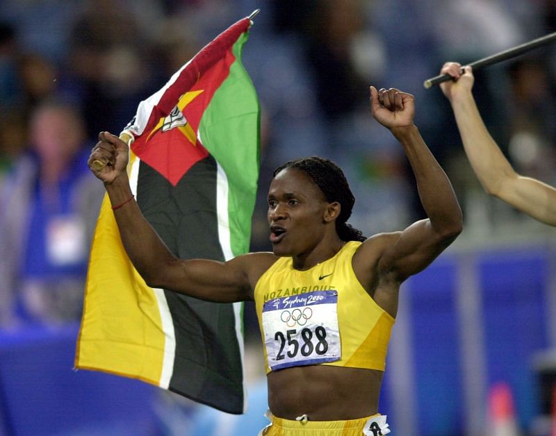 Maria Mutola celebrates her Gold medal win in the Women&#039;s 800m final at the Sydney 2000 Olympic Games
