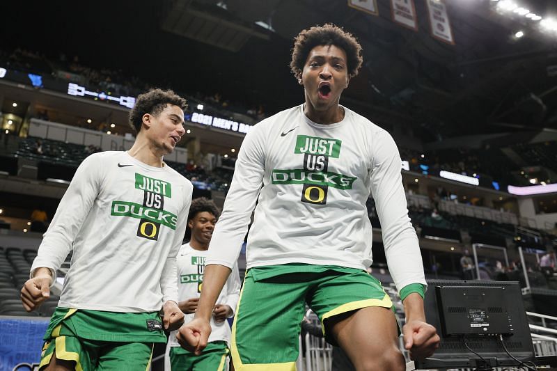 Oregon Ducks celebrate their second-round upset victory.