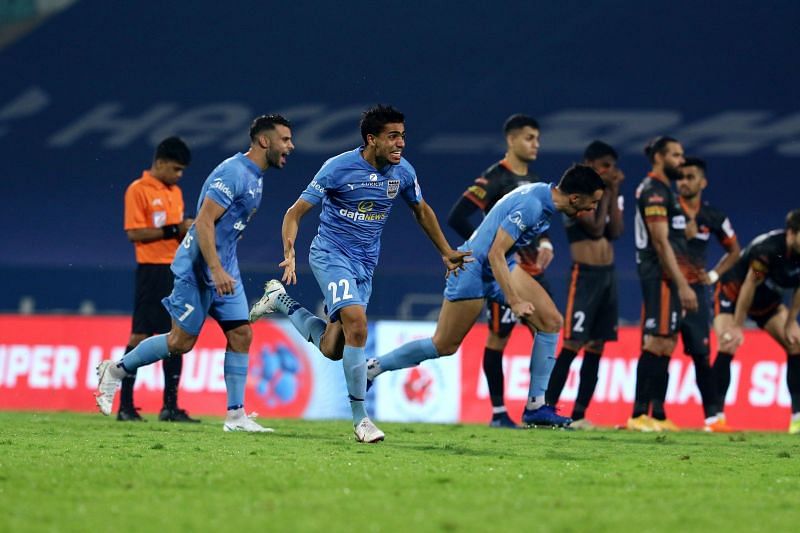 Mumbai City FC players celebrate after beating FC Goa in the penalty shootouts to book a place in the 2021 ISL finals (Image Courtesy: ISL Media)